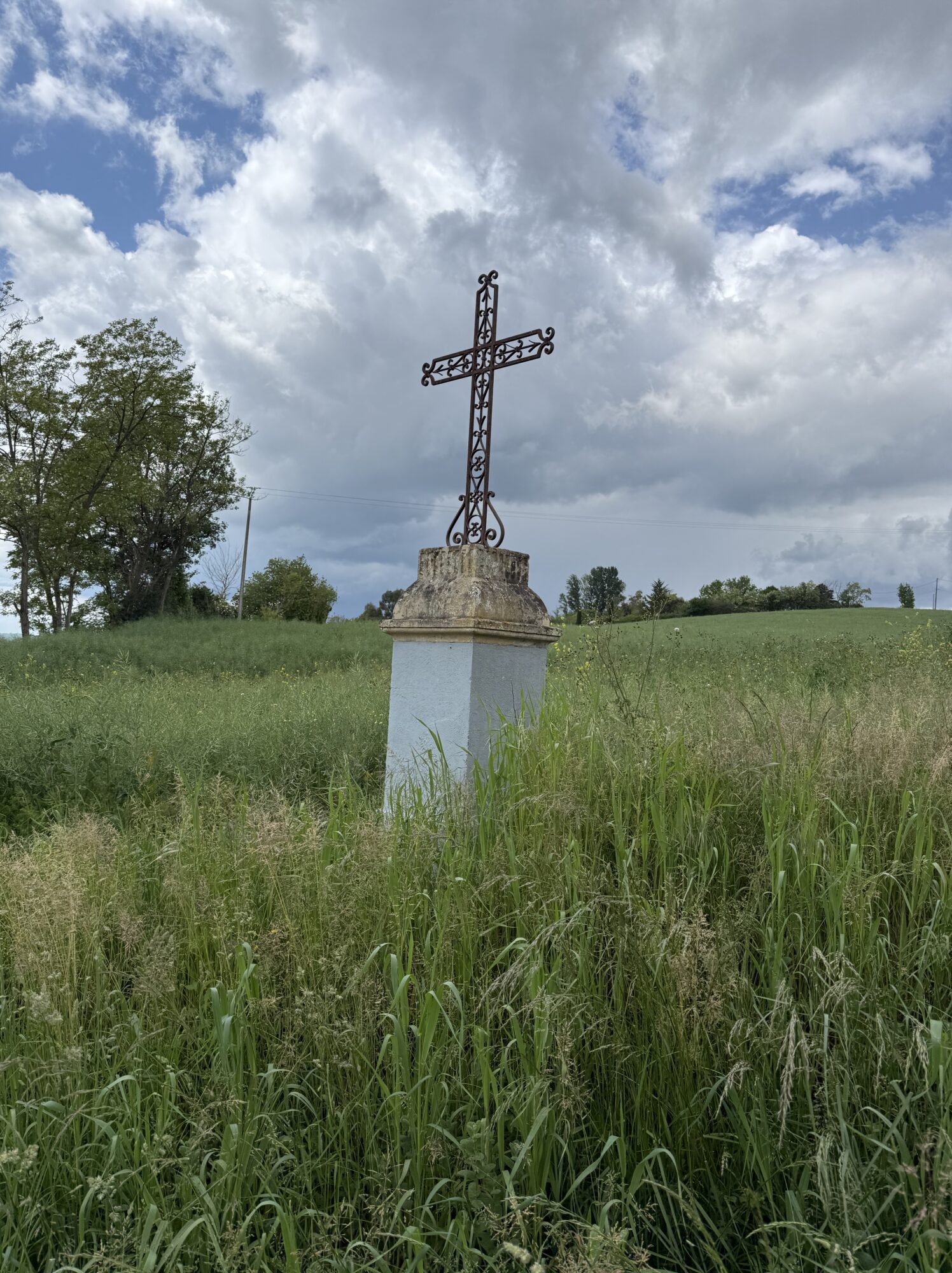 Croix de chemin en fer forgé sur piédestal, Office de Tourisme Cœur de Garonne