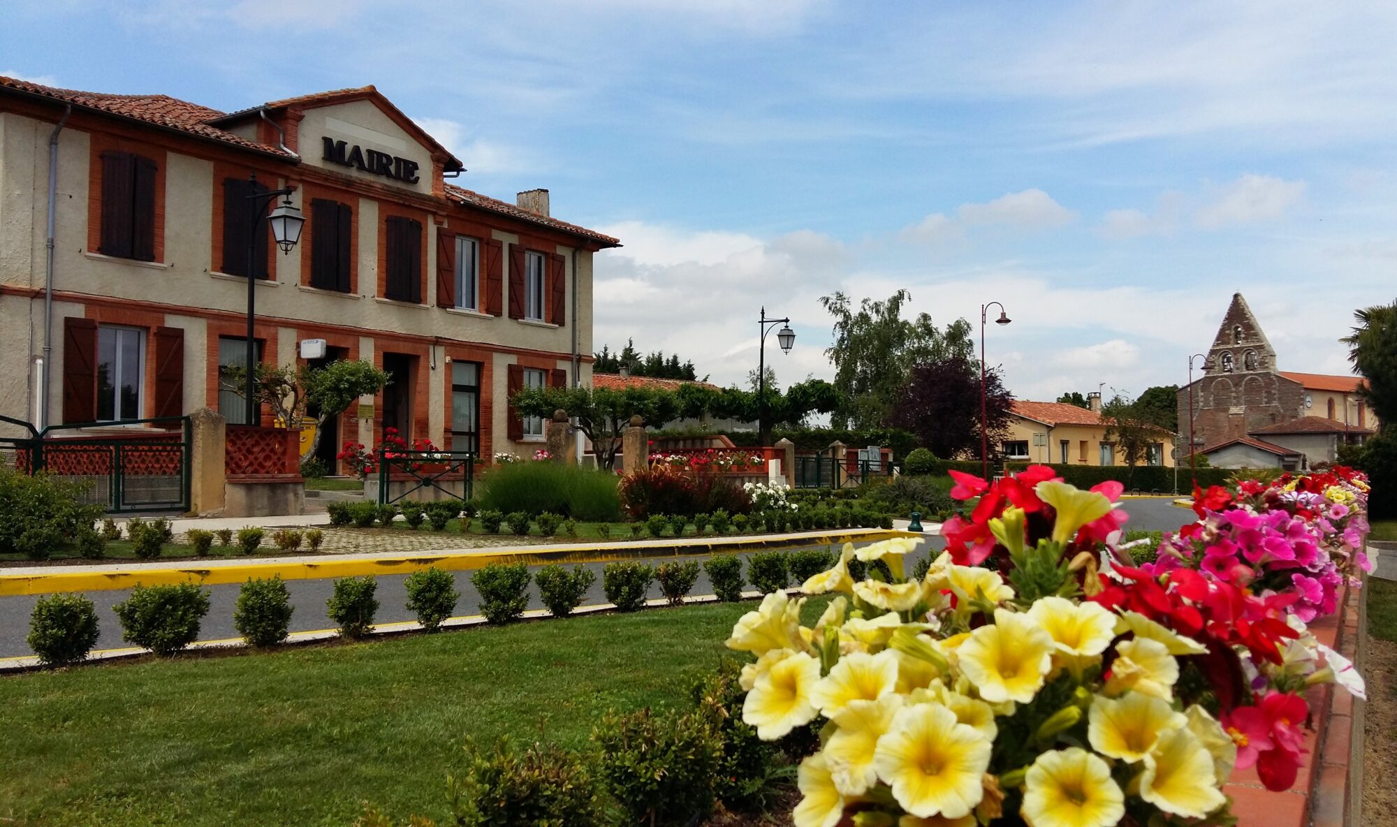 Mairie de village en Cœur de Garonne avec église à proximité