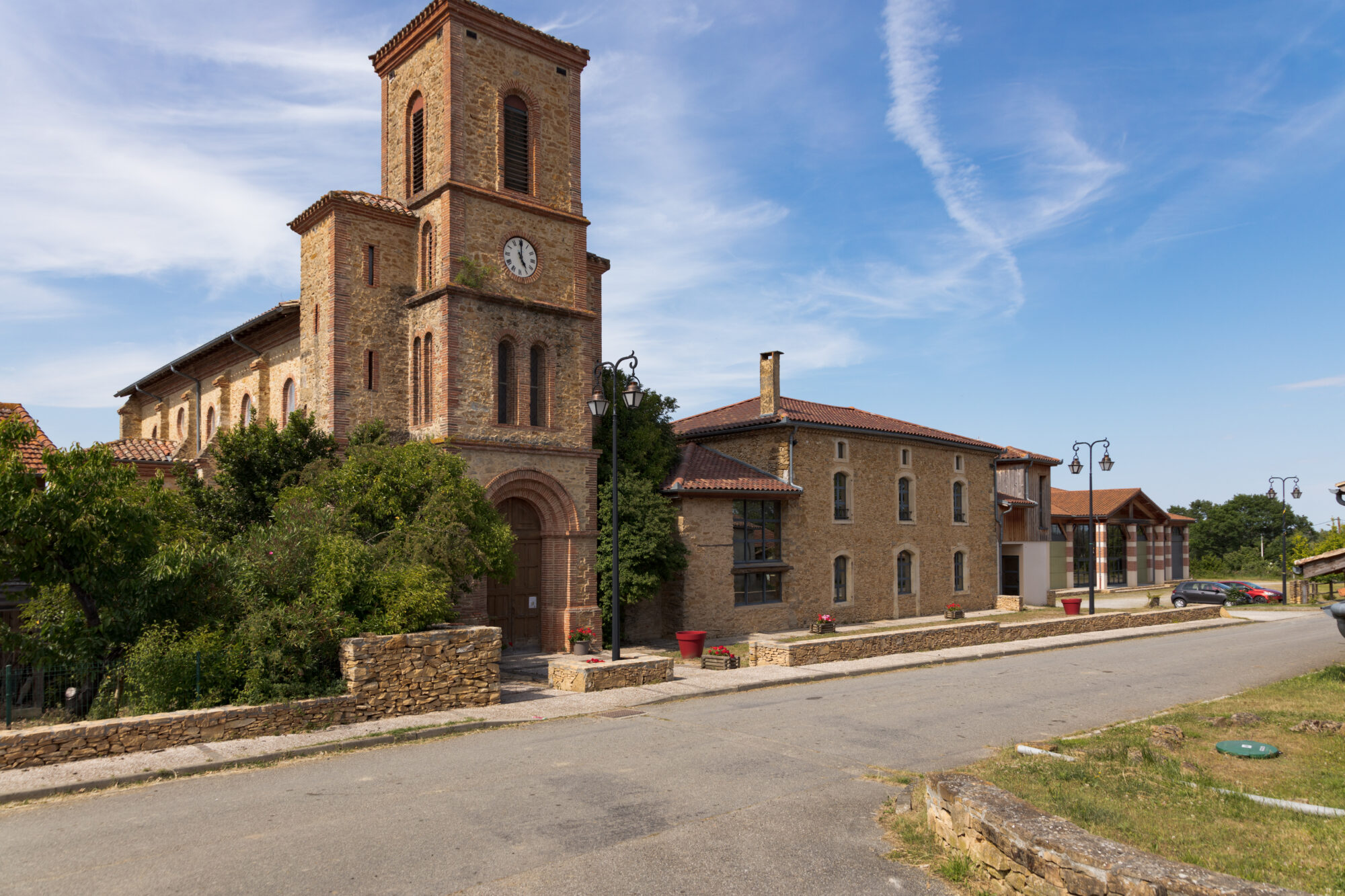 Église en pierre et clocher dans le Cœur de Garonne