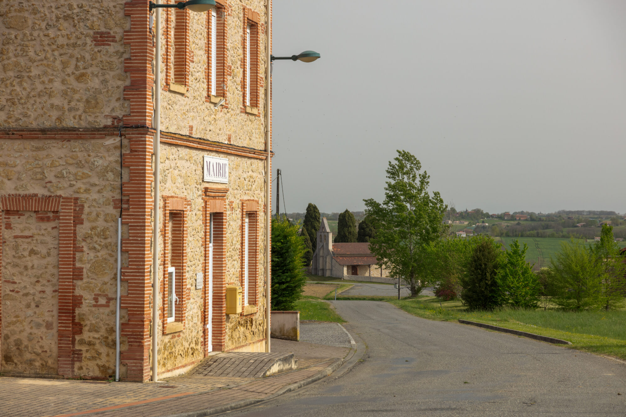 Mairie en pierre et brique d’un village, Office de Tourisme Cœur de Garonne