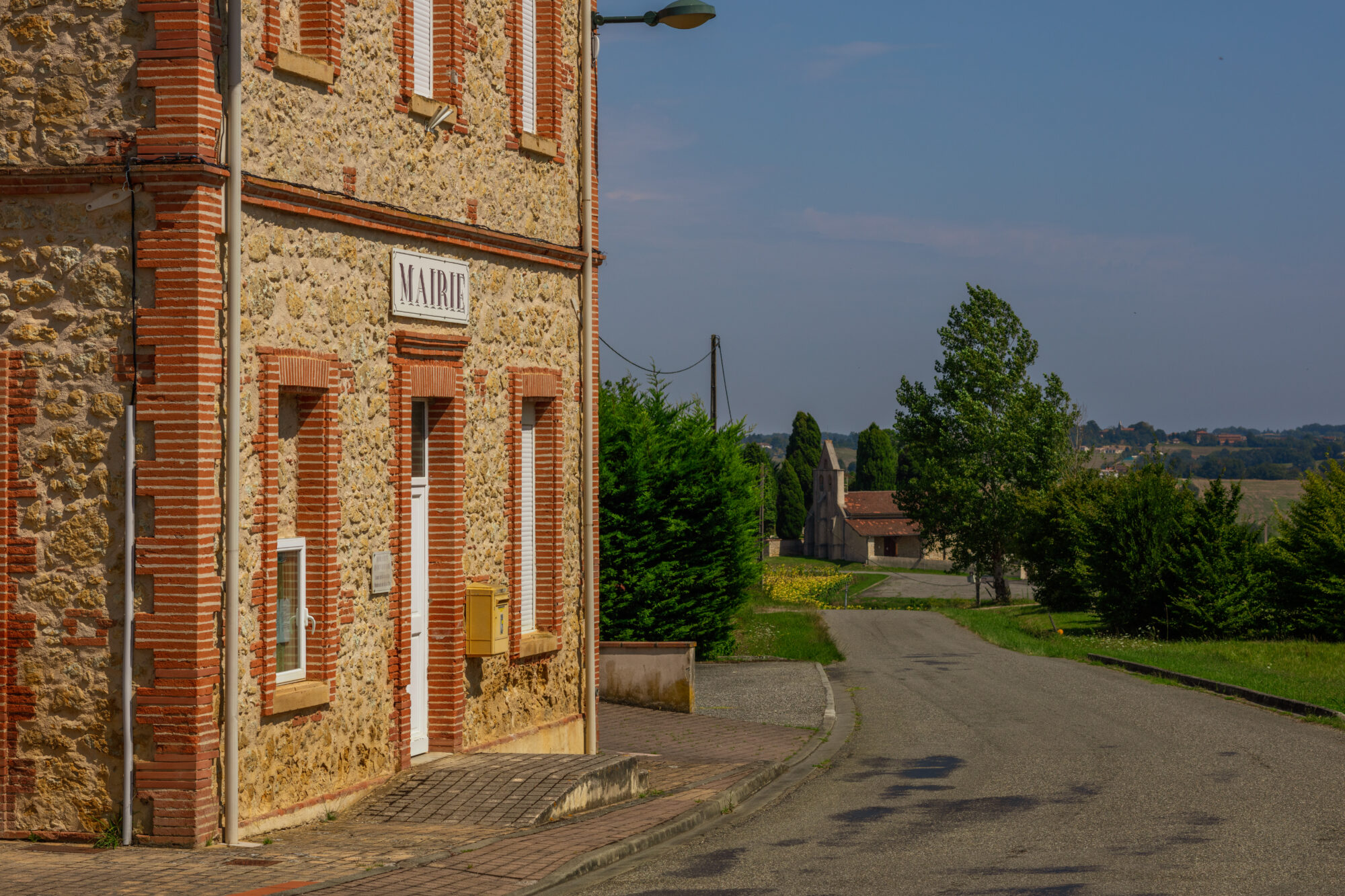 Mairie en pierre et brique d’un village du Cœur de Garonne