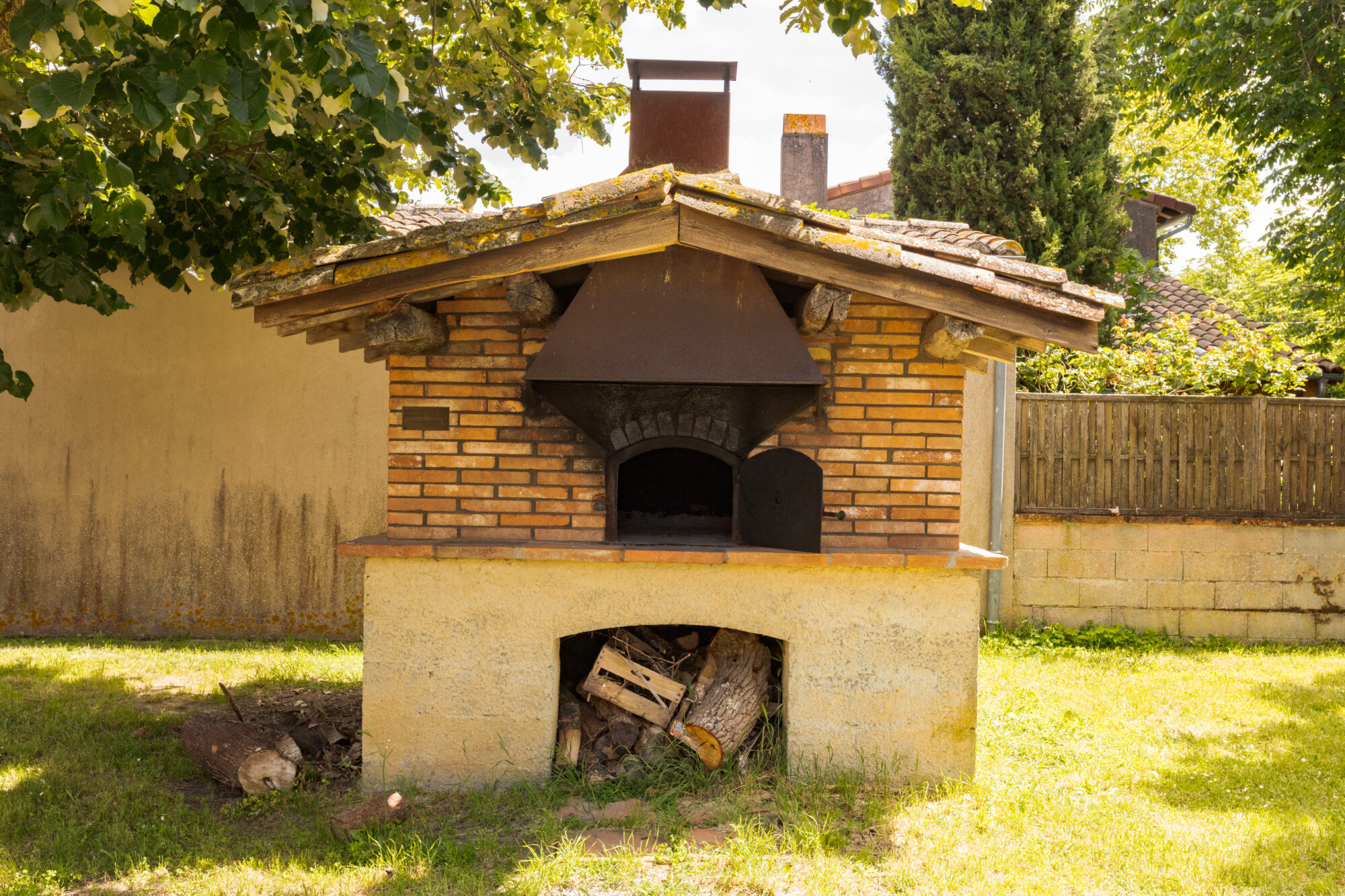 Four à bois en briques avec hotte métallique, Cœur de Garonne
