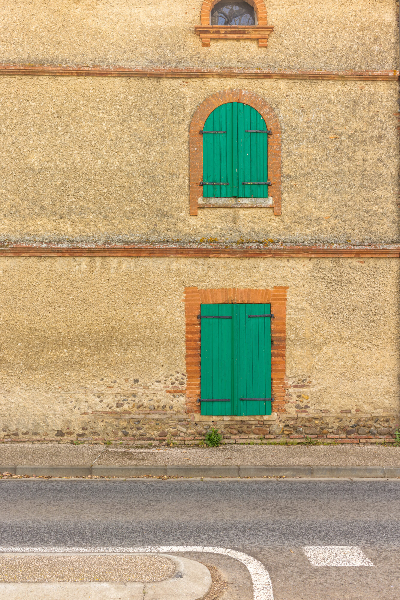 Façade ancienne aux volets verts, Office de Tourisme Cœur de Garonne