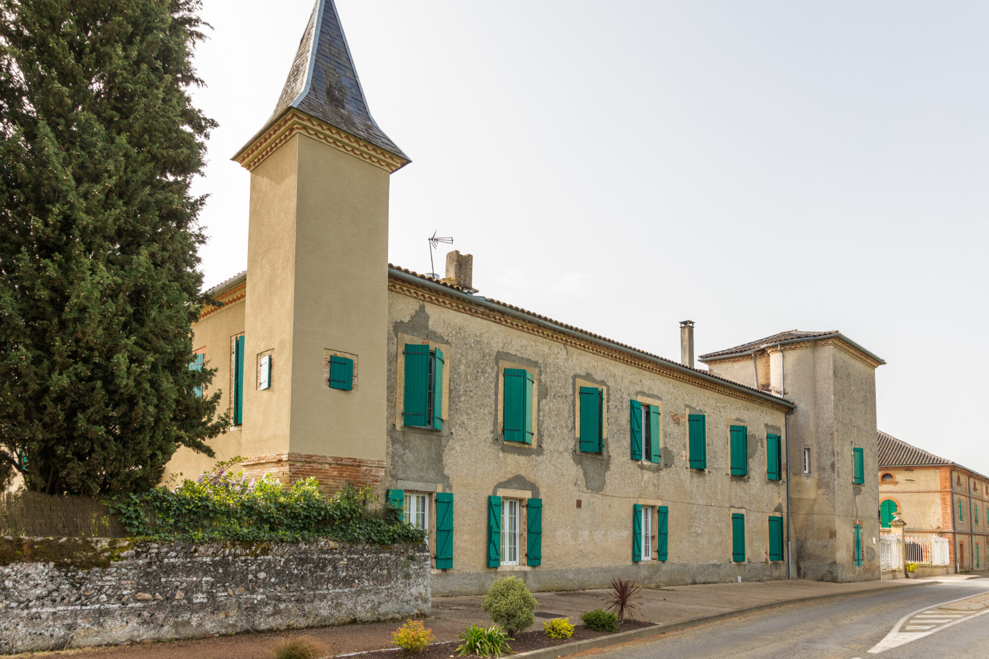 Bâtiment ancien aux volets turquoise, Office de Tourisme Cœur de Garonne