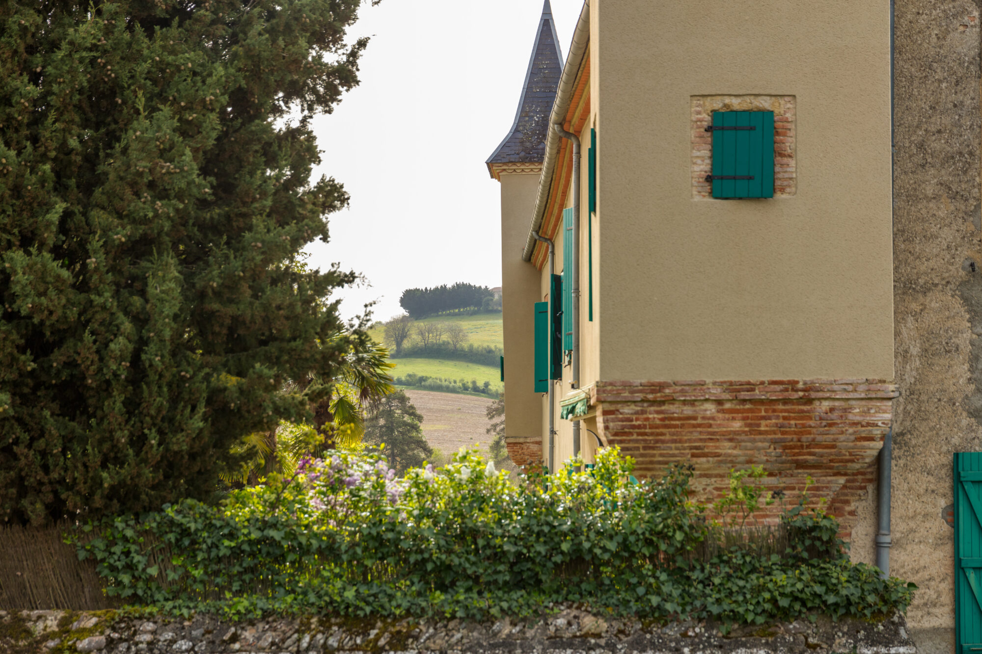 Maison de village aux volets verts en Cœur de Garonne