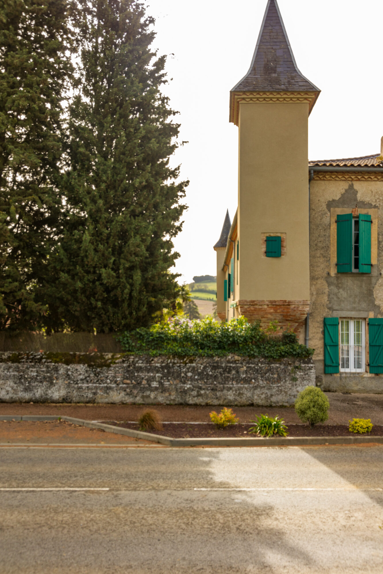 Maison à tourelle et volets verts en Cœur de Garonne