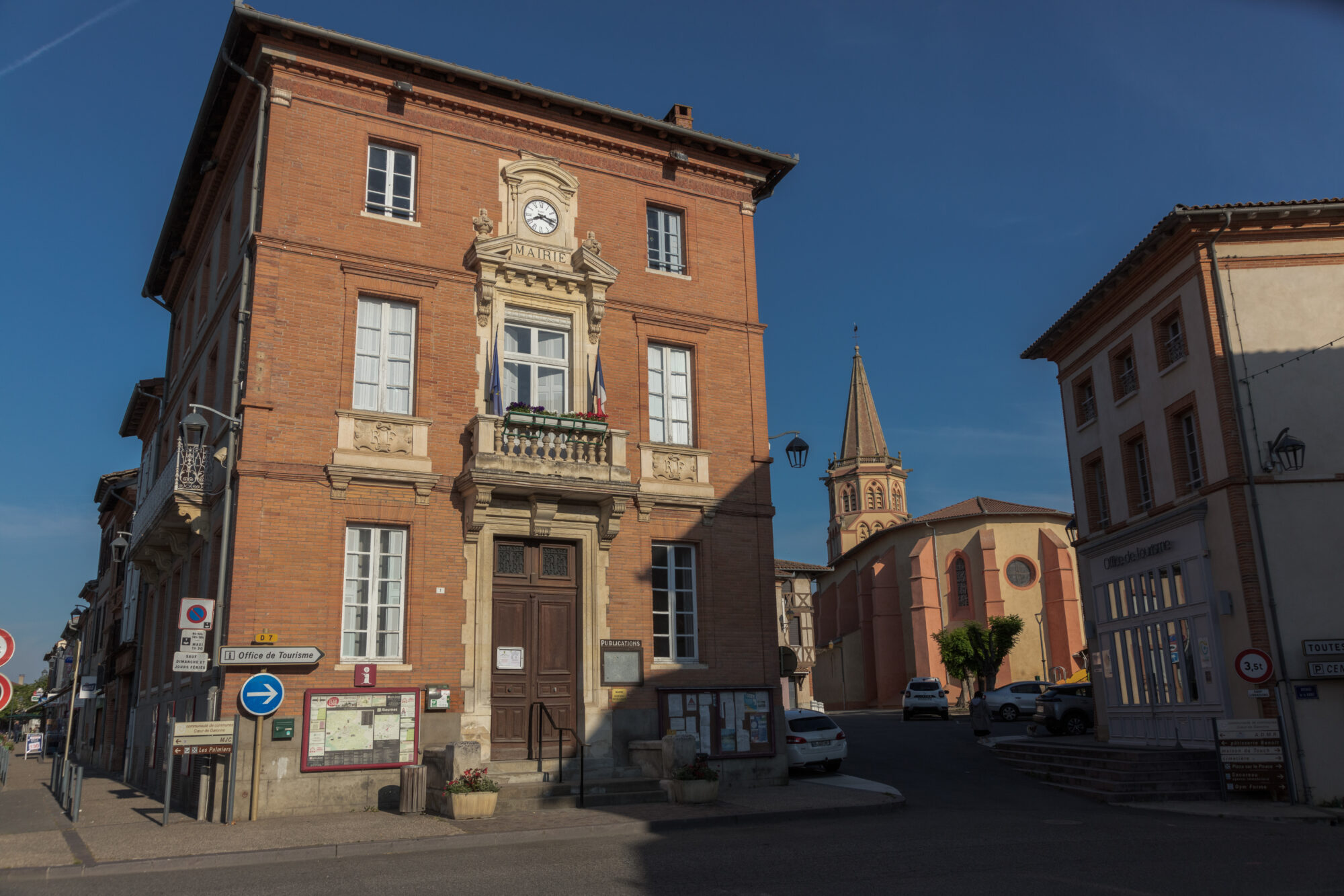 Mairie en brique avec panneau Office de Tourisme Cœur de Garonne