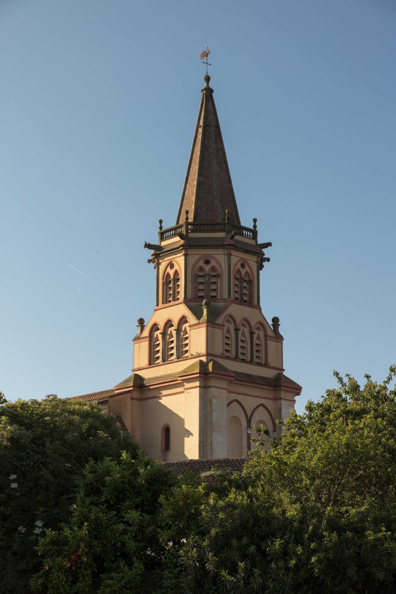 Clocher d'église pointu en briques, Office de Tourisme Cœur de Garonne