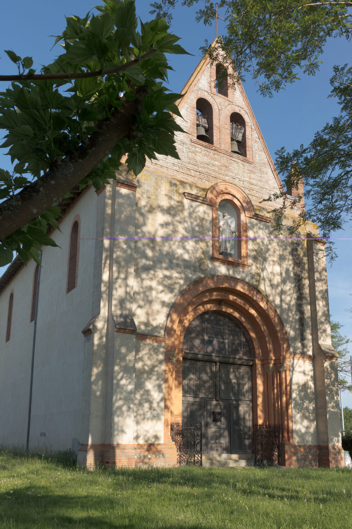 Façade d’église avec clocher à deux cloches, Office de Tourisme Cœur de Garonne
