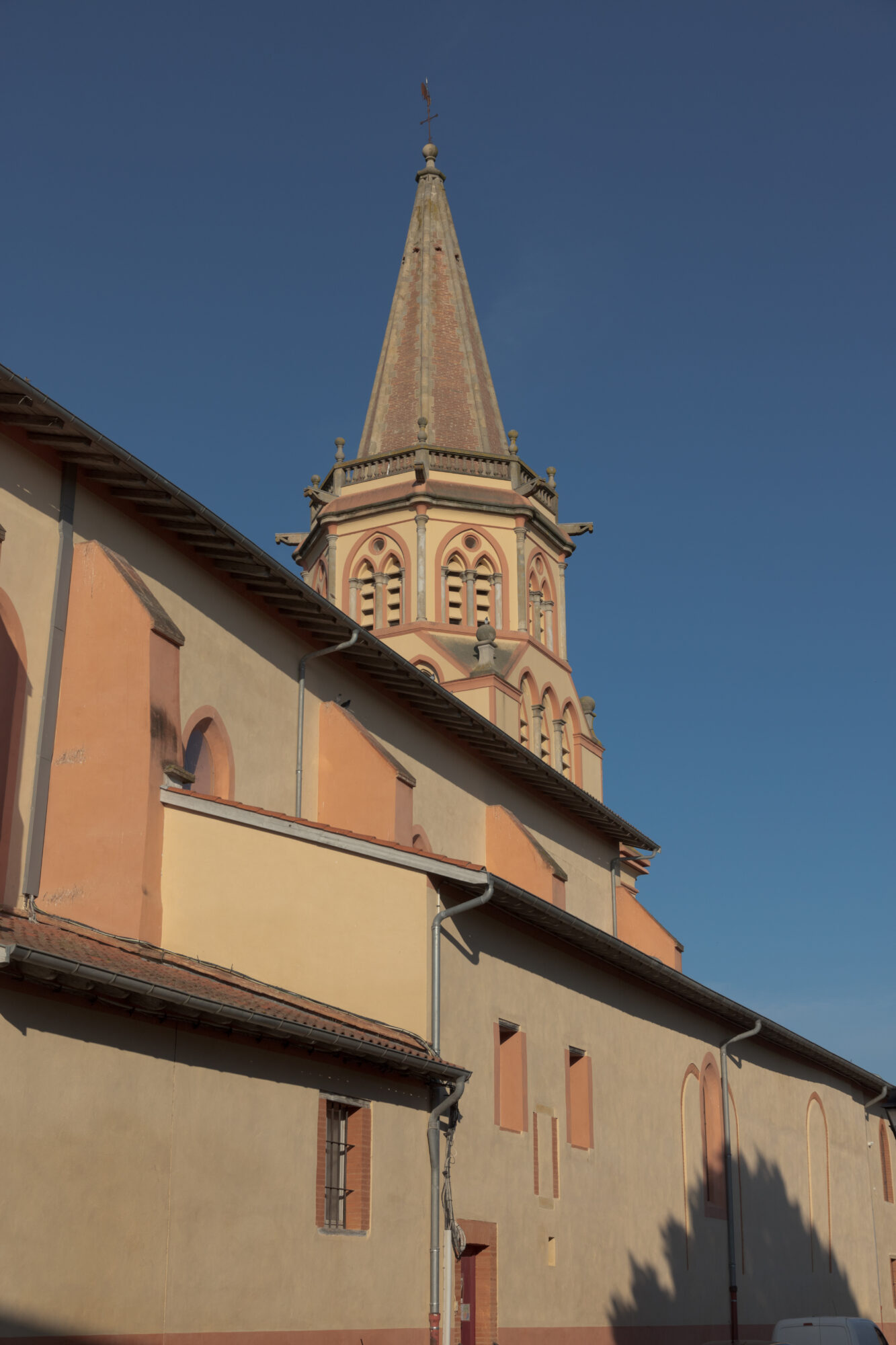 Clocher d’église en briques et façade, Office de Tourisme Cœur de Garonne