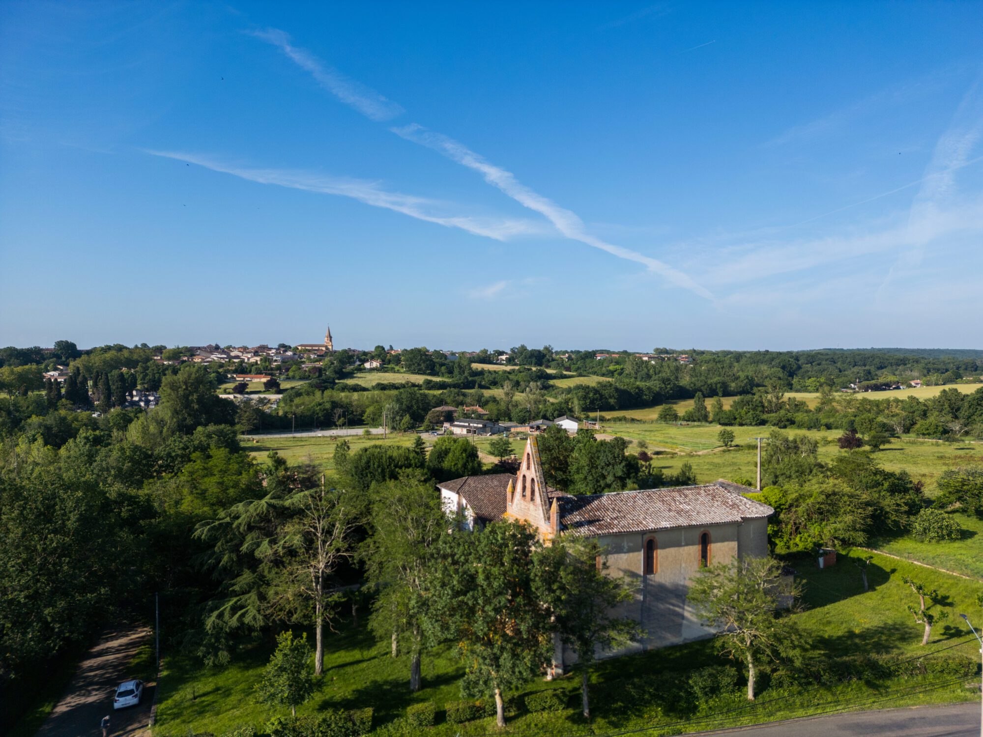 Chapelle et village dans la campagne du Cœur de Garonne