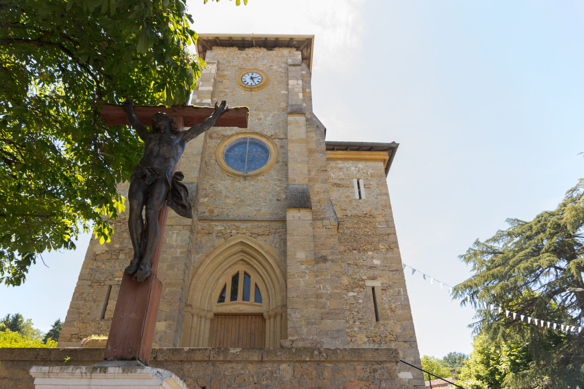 Crucifix devant l’église en pierre, Office de Tourisme Cœur de Garonne
