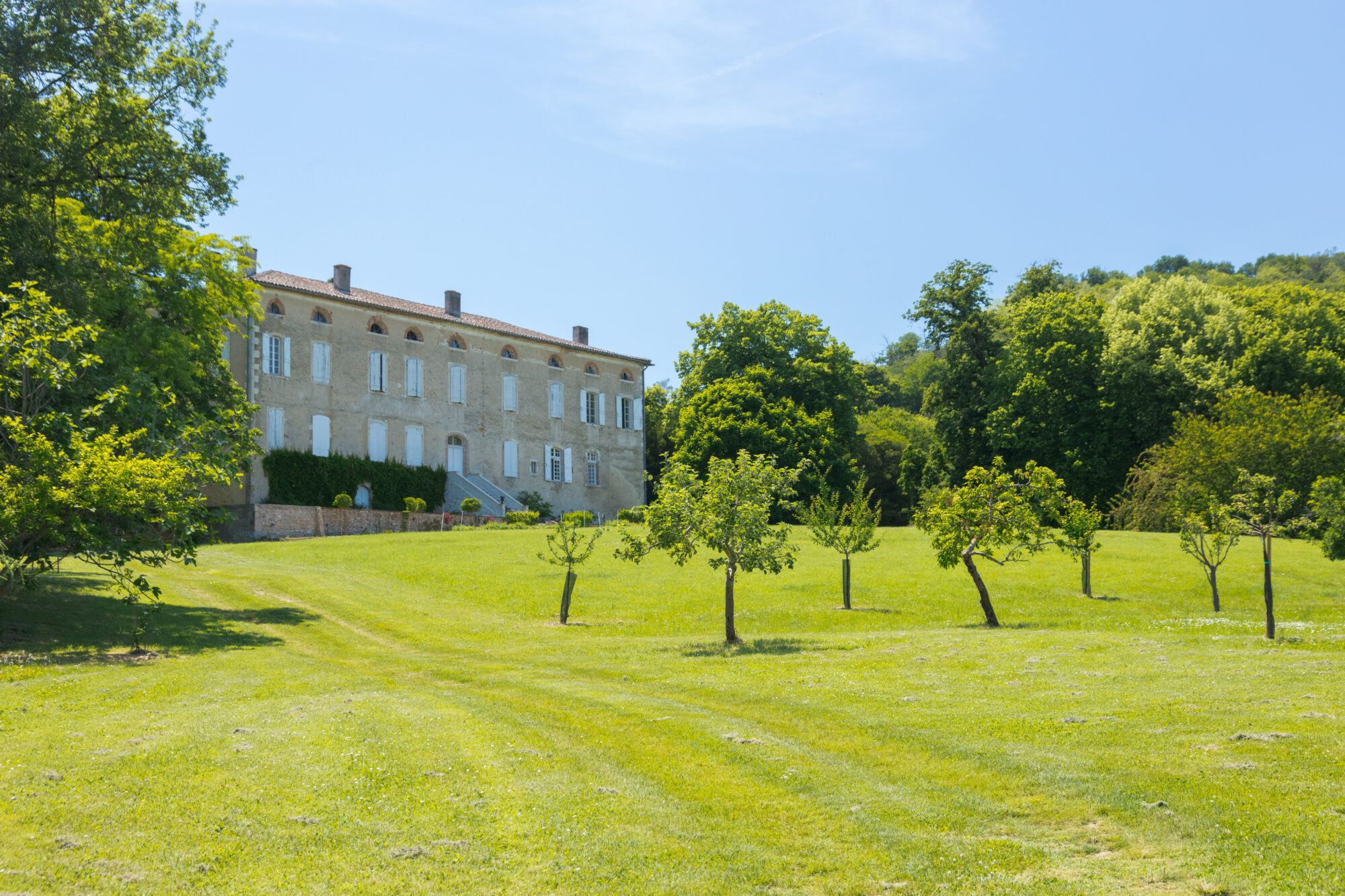 Domaine et bâtisse en pierre de l’Office de Tourisme Cœur de Garonne