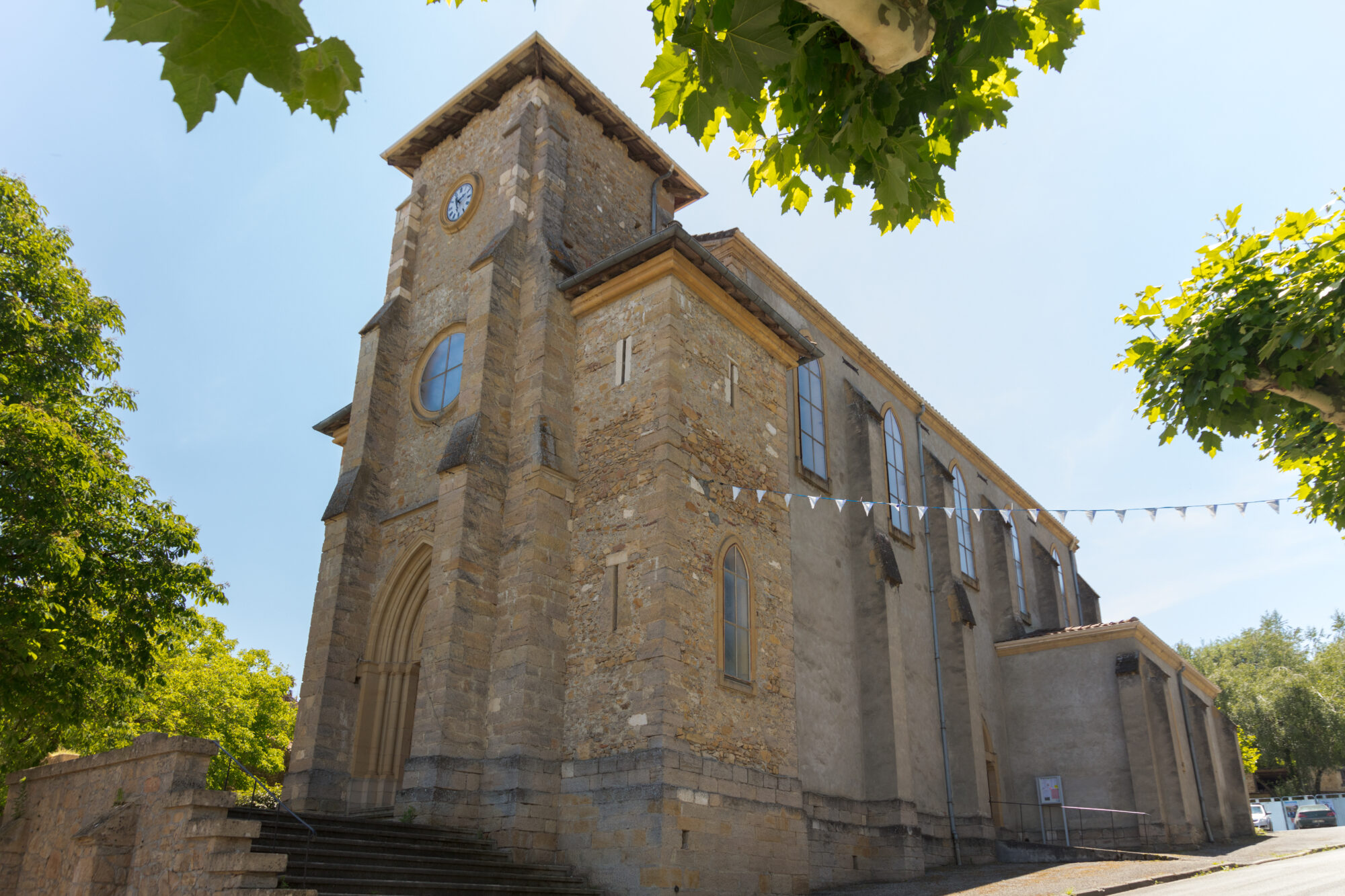 Église en pierre avec clocher et horloge, Office de Tourisme Cœur de Garonne