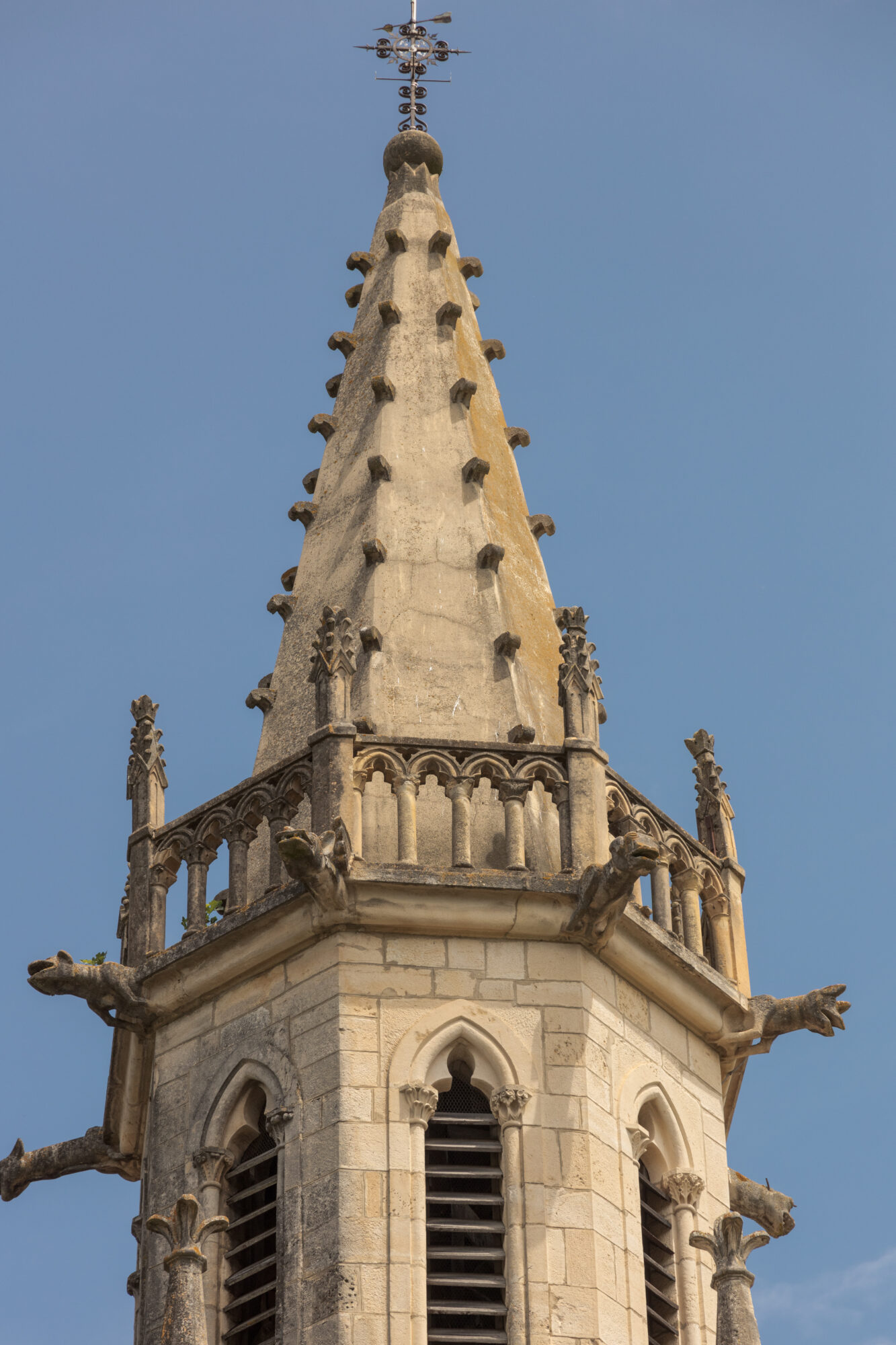 Flèche et clocher gothique en pierre d’une église Cœur de Garonne