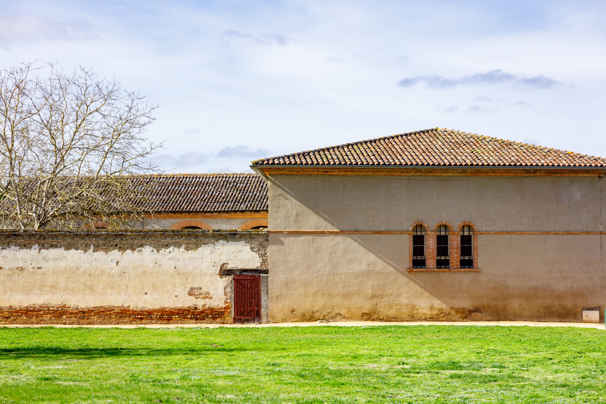 Bâtiment ancien aux fenêtres cintrées, Office de Tourisme Cœur de Garonne