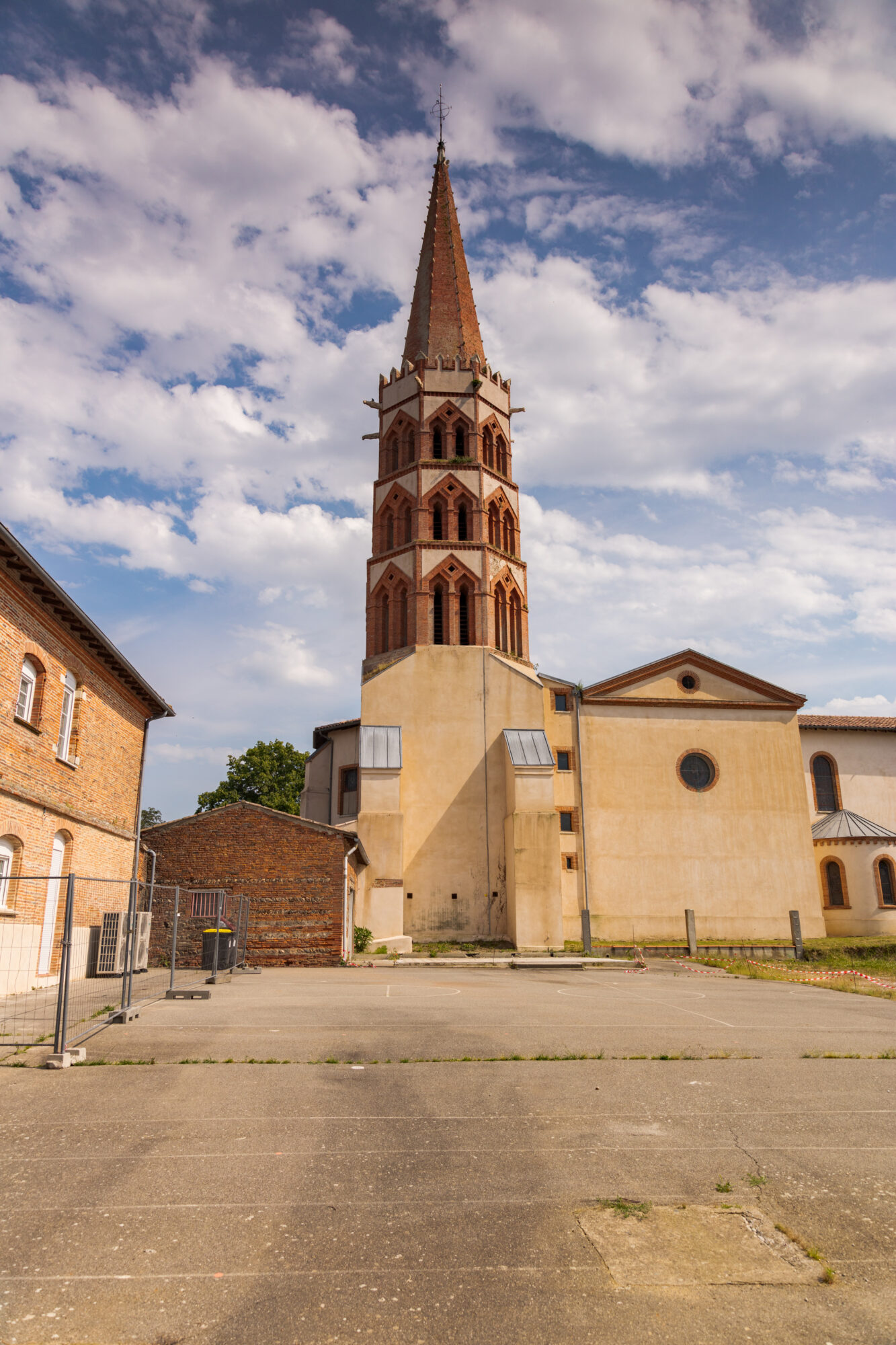 Clocher octogonal en brique d'une église, Office de Tourisme Cœur de Garonne