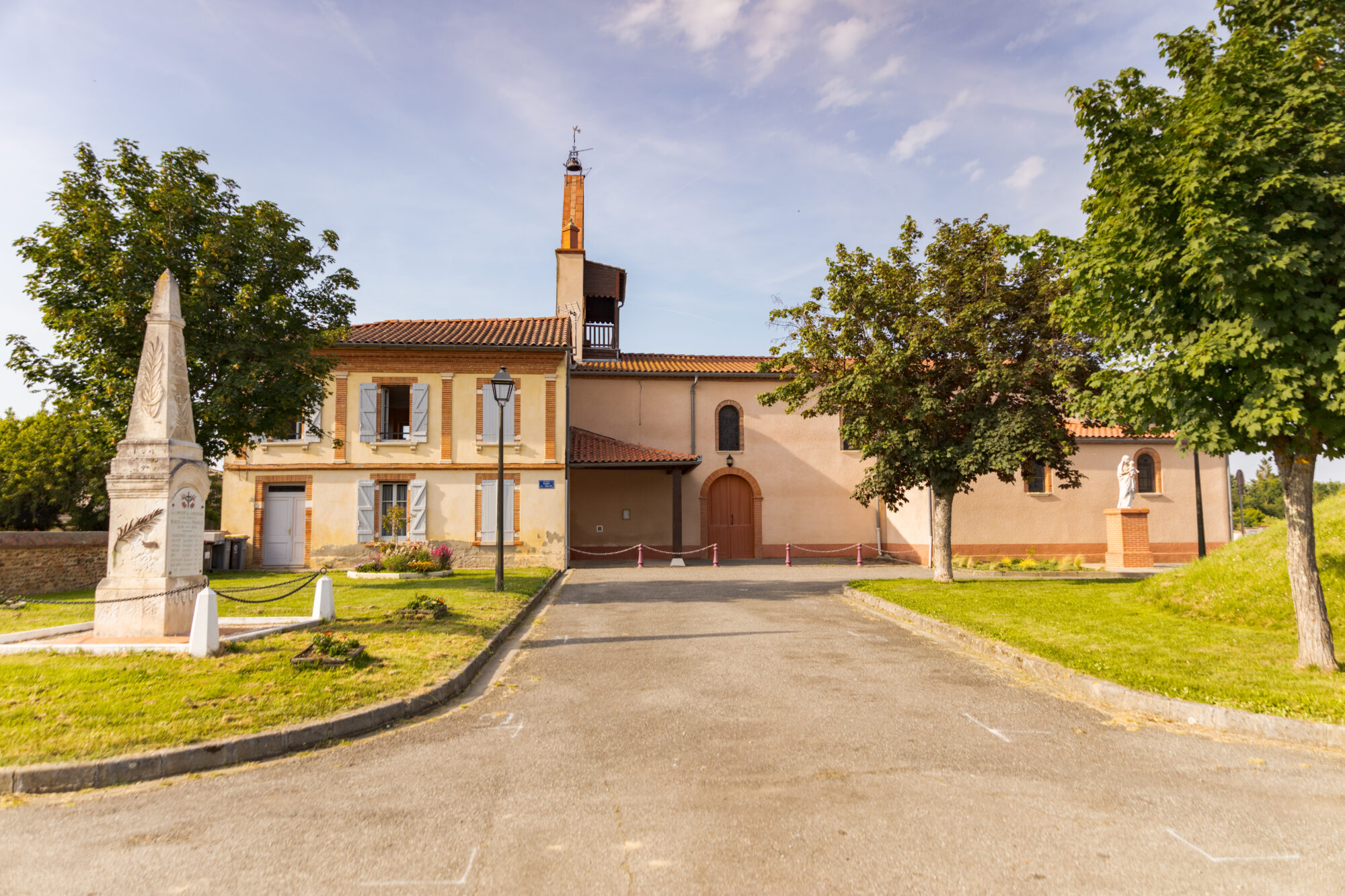 Église et monument aux morts, Office de Tourisme Cœur de Garonne