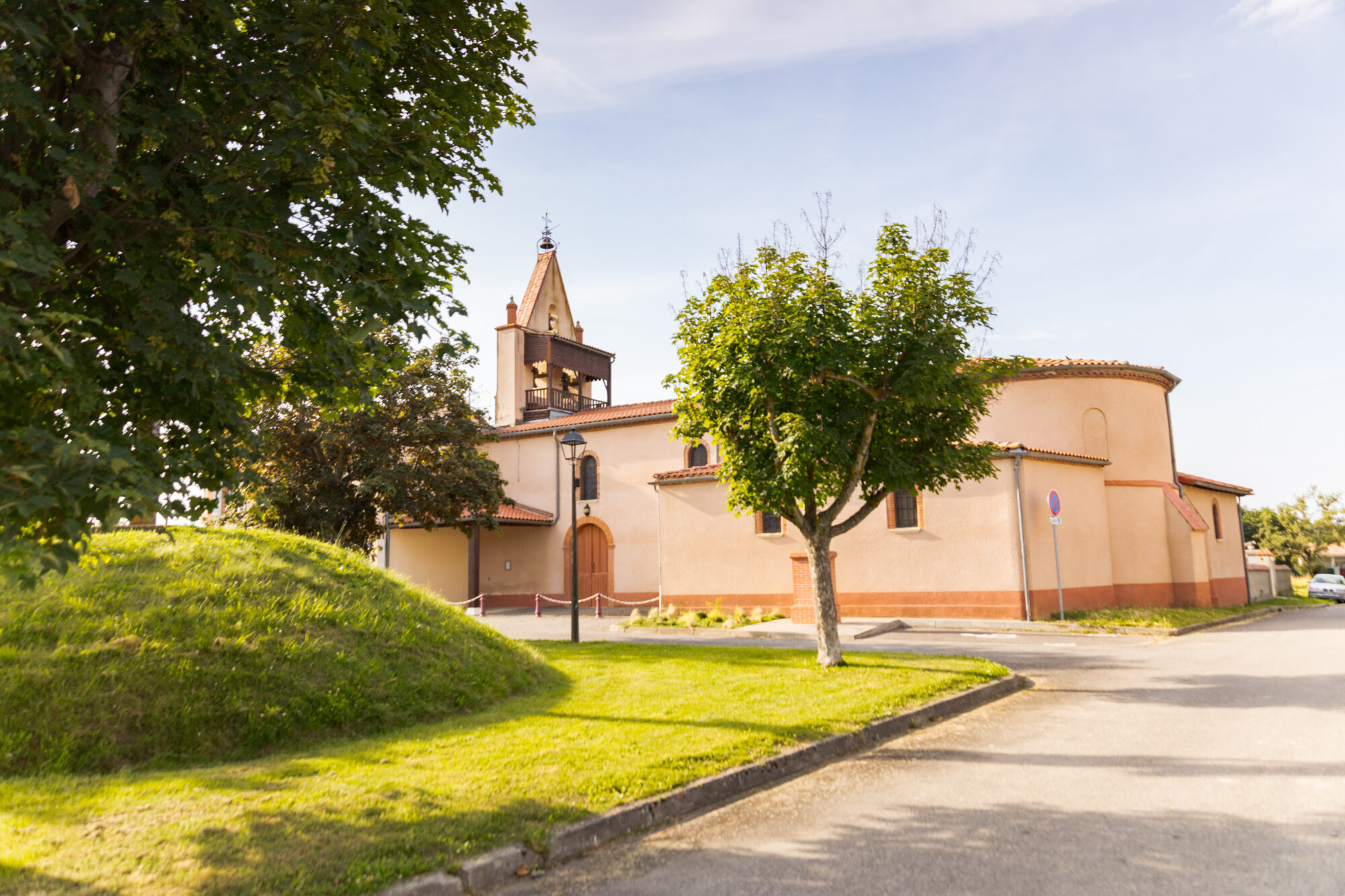 Église du village en brique et crépi, Office de Tourisme Cœur de Garonne