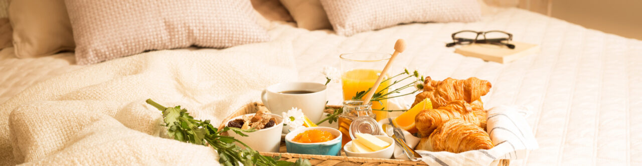 Petit-déjeuner au lit avec croissants et café, Office de Tourisme Cœur de