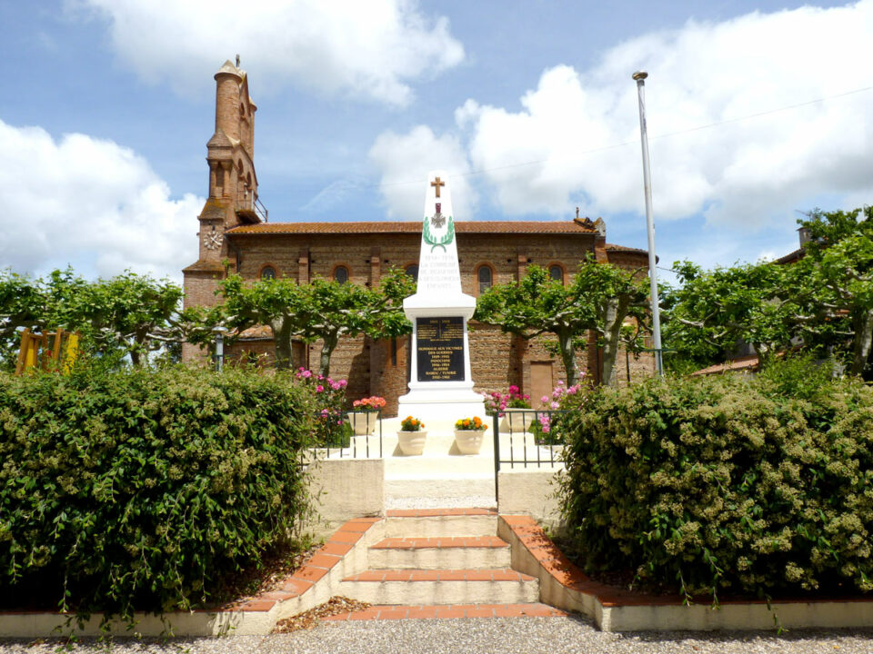 Monument aux morts devant une église, Office de Tourisme Cœur de Garonne