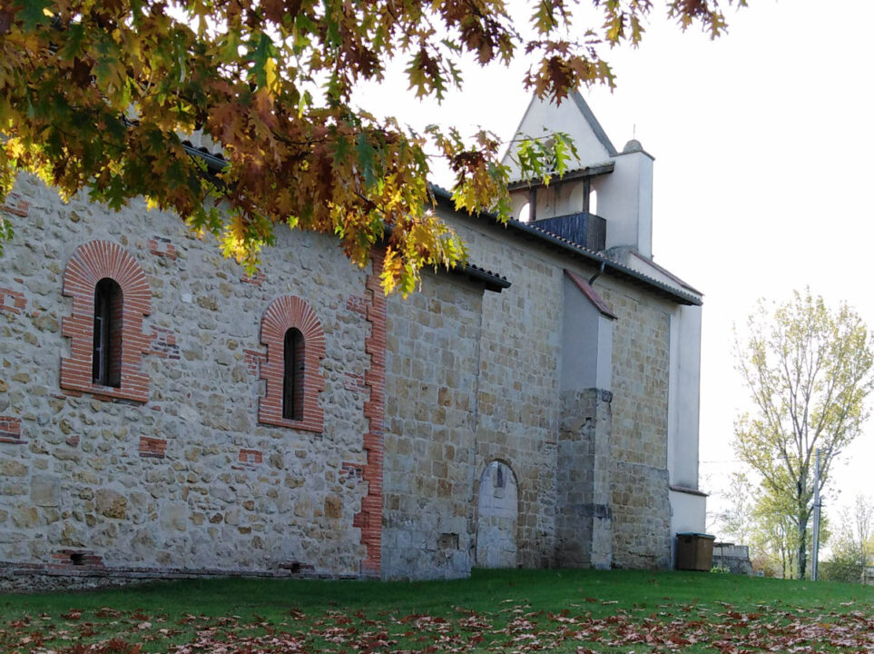 Église en pierre aux fenêtres en brique, Office de Tourisme Cœur de Garonne