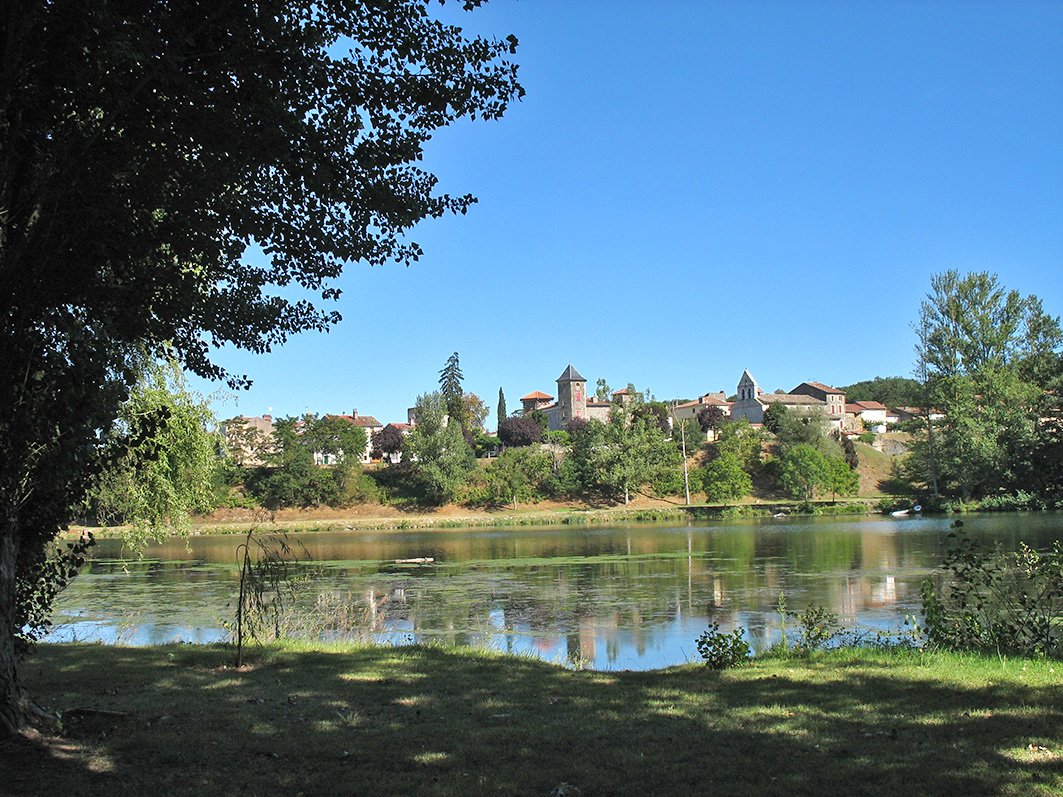 Village au bord d’un lac, Office de Tourisme Cœur de Garonne