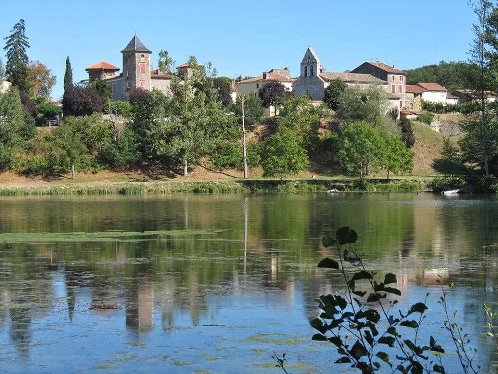 Village avec clocher et tour au bord d’un lac, Office de Tourisme Cœur de