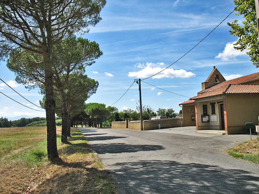 Chapelle au bord d’une route arborée en Cœur de Garonne