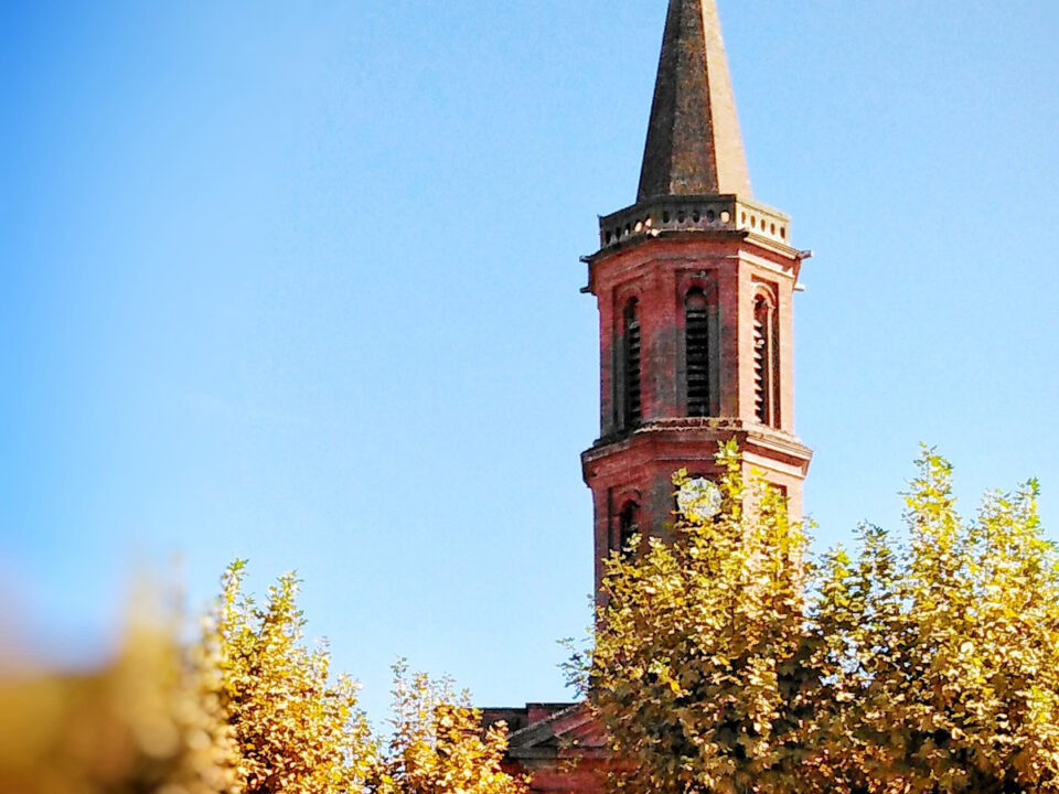 Clocher d’église en brique vu par l’Office de Tourisme Cœur de Garonne