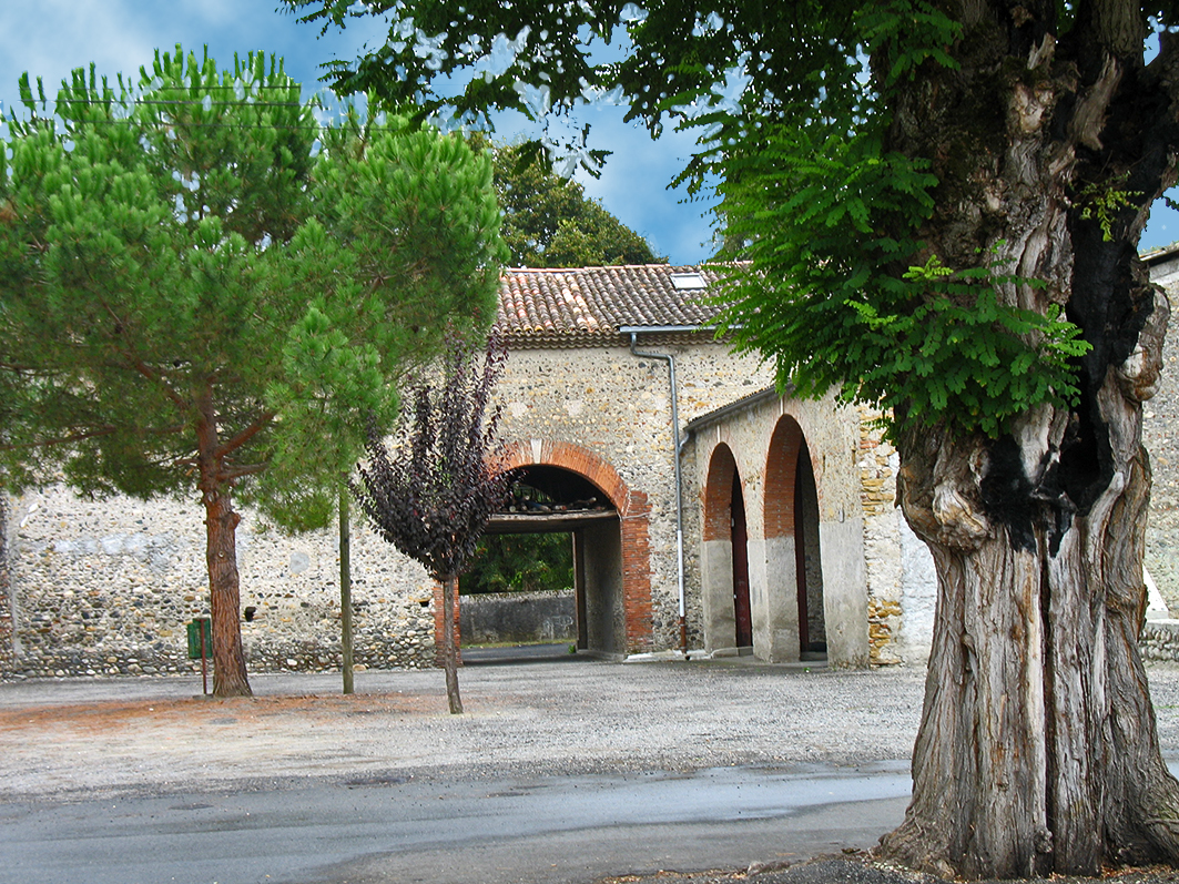 Porche en pierre et arches d’un village, Office de Tourisme Cœur de Garonne