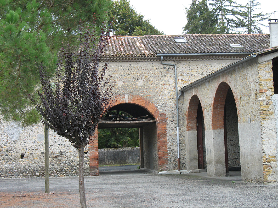 Bâtiment en pierre à arches, Office de Tourisme Cœur de Garonne