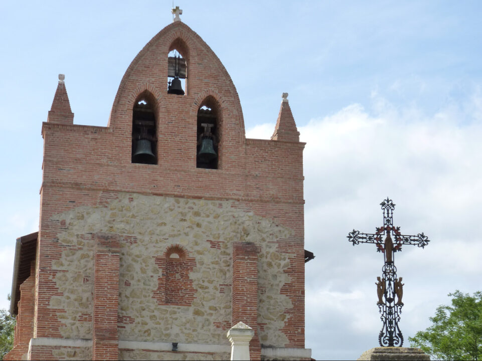 Clocher en brique d’église avec cloches, Office de Tourisme Cœur de Garonne