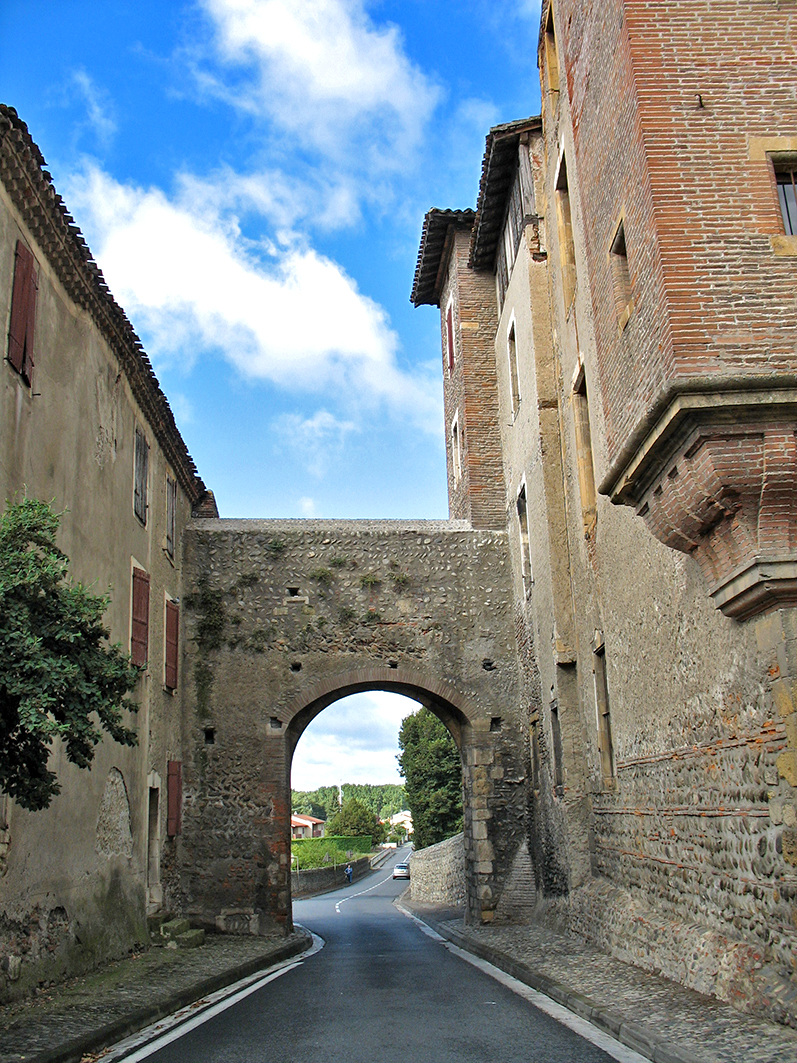 Porte voûtée d'un village en Cœur de Garonne