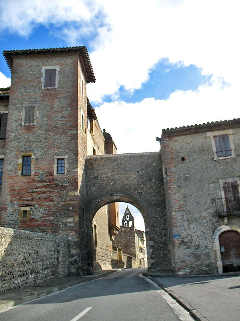 Porte voûtée et maisons en pierre, Office de Tourisme Cœur de Garonne