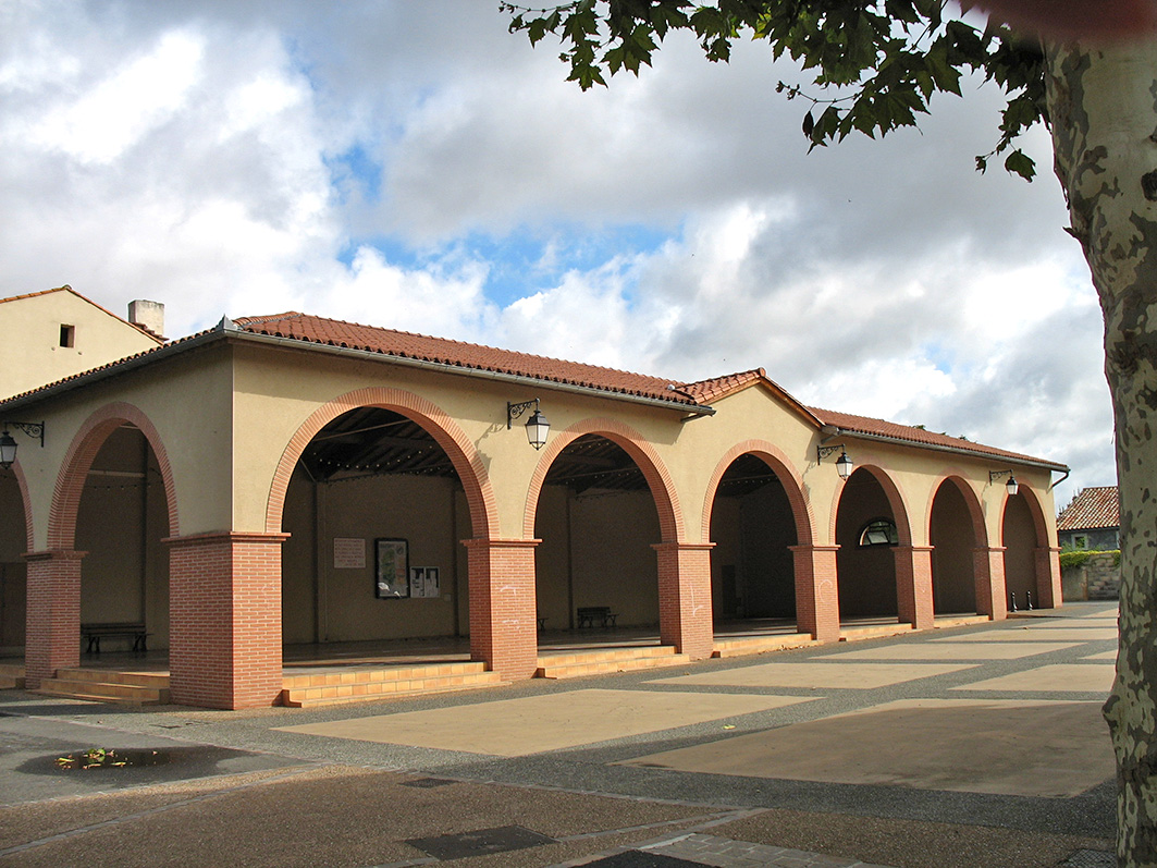 Hall couvert à arcades de l’Office de Tourisme Cœur de Garonne