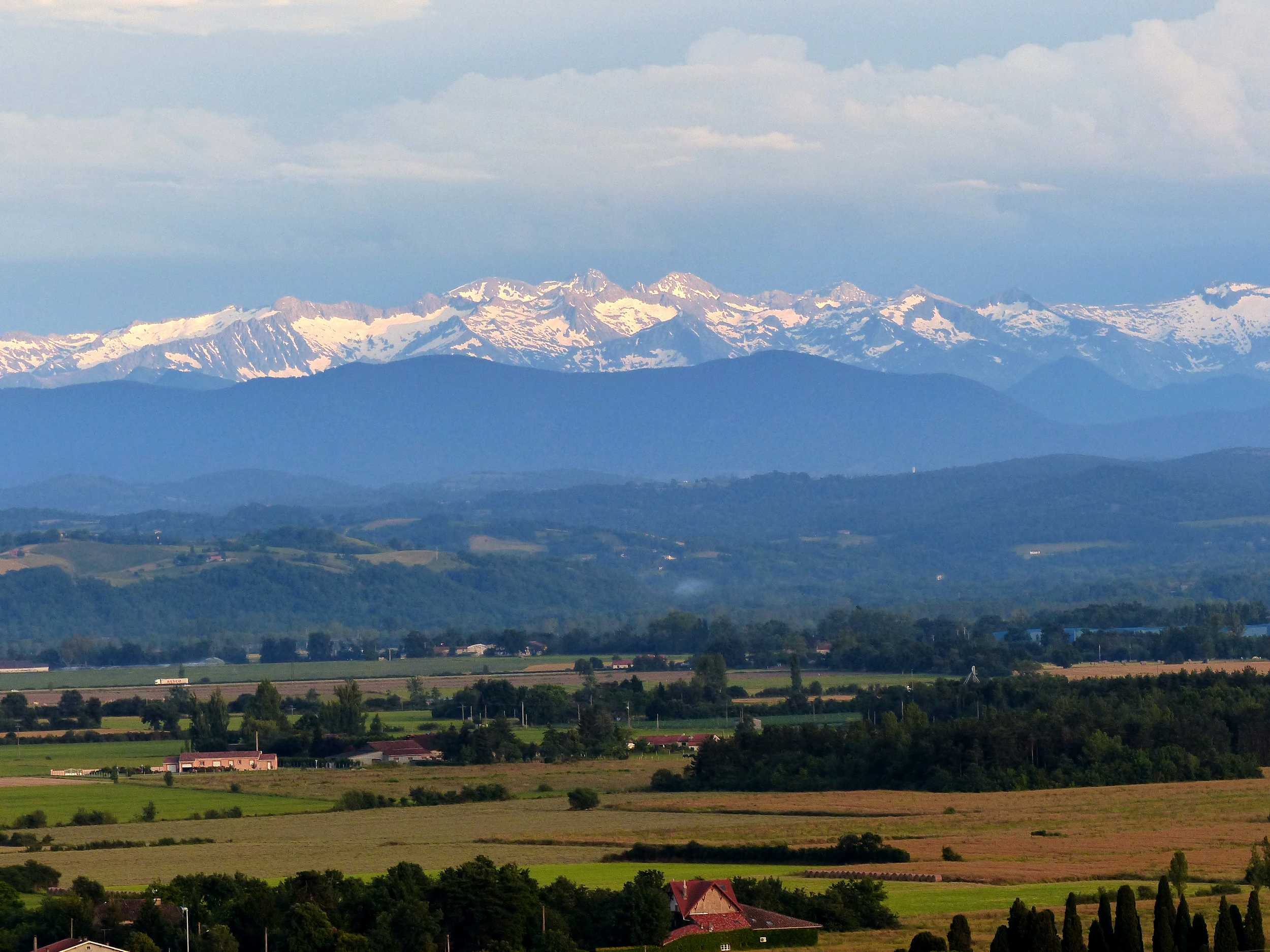 Vue des Pyrénées enneigées depuis Cœur de Garonne