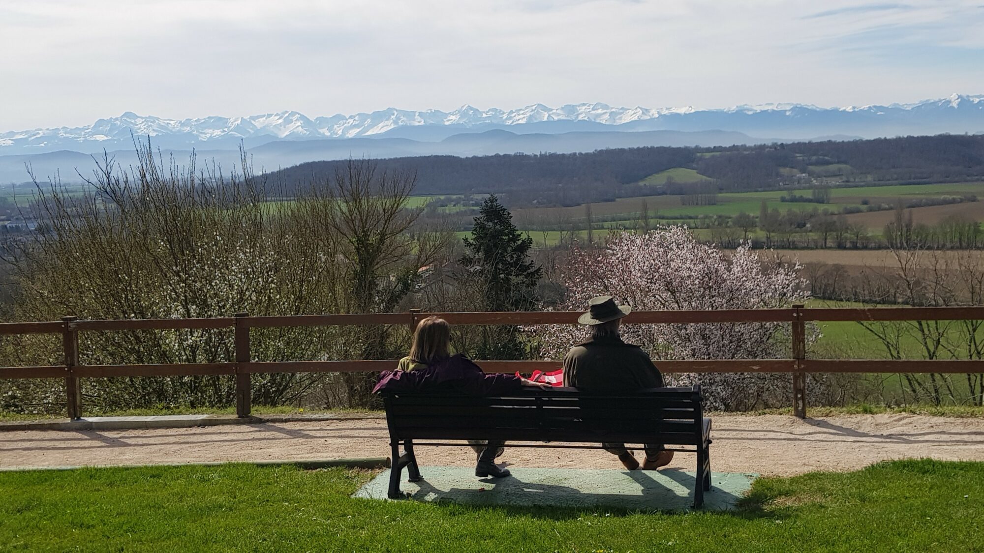 Deux personnes sur un banc face aux Pyrénées, Cœur de Garonne