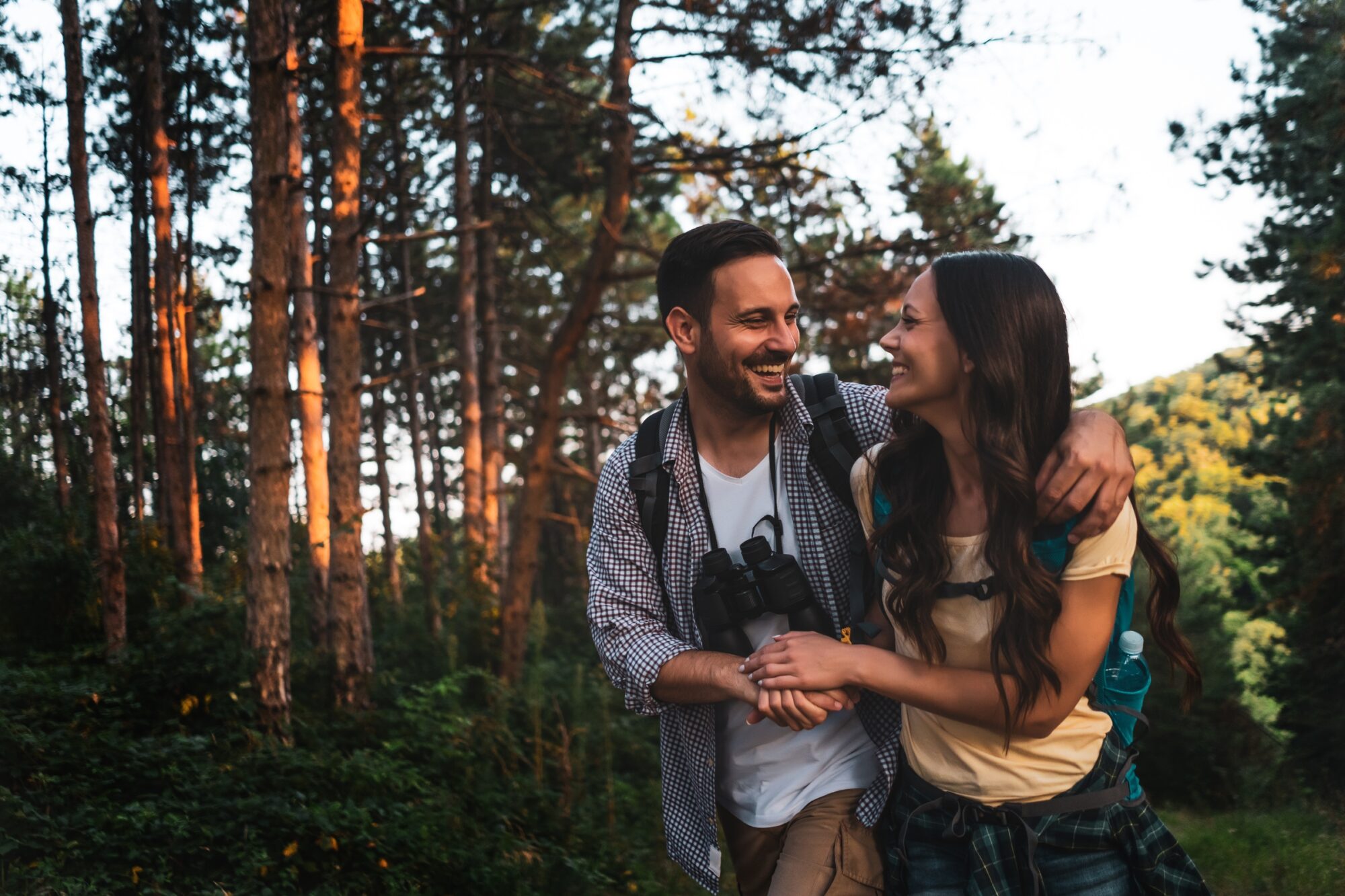 Couple de randonneurs souriants en forêt, Office de Tourisme Cœur de Garonne