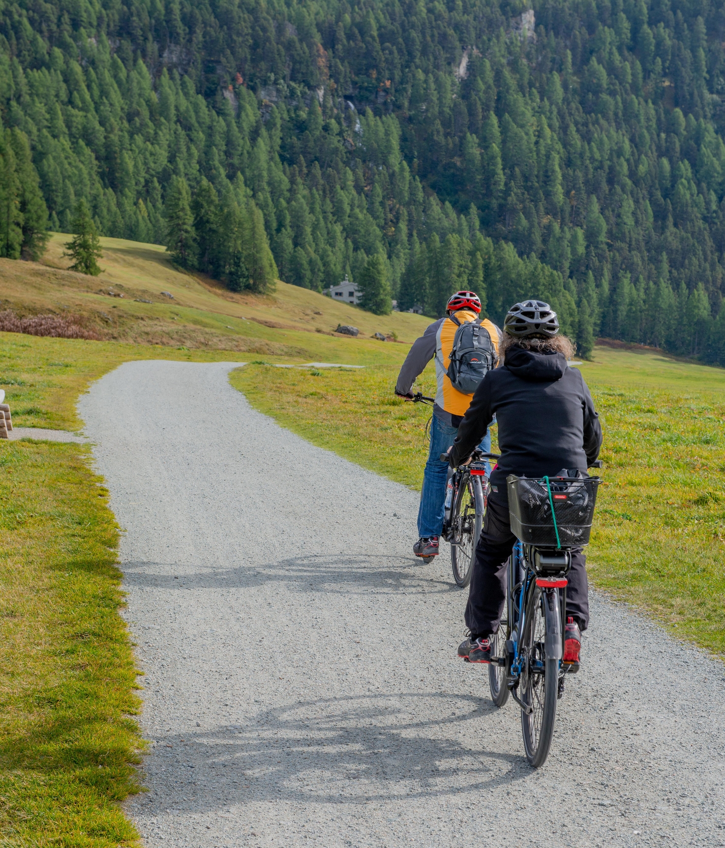 Deux cyclistes sur un chemin de randonnée à vélo en montagne