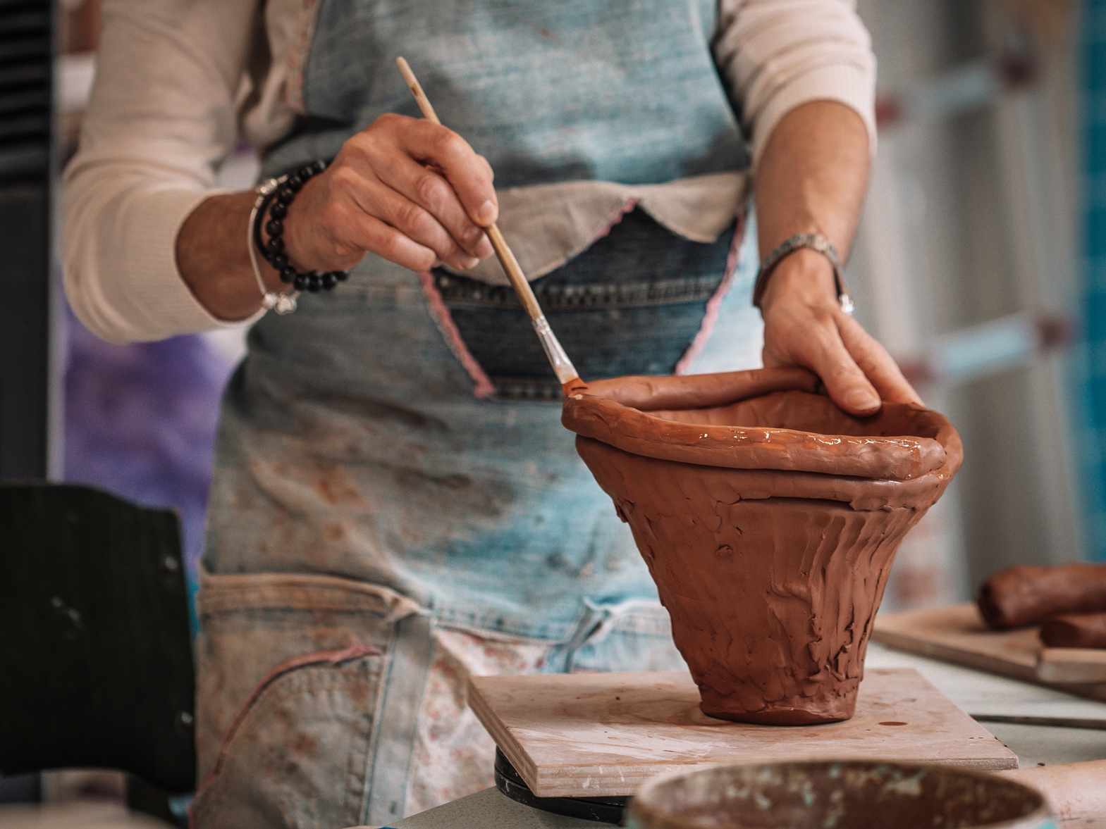 Artisan façonnant un pot en argile, Office de Tourisme Cœur de Garonne