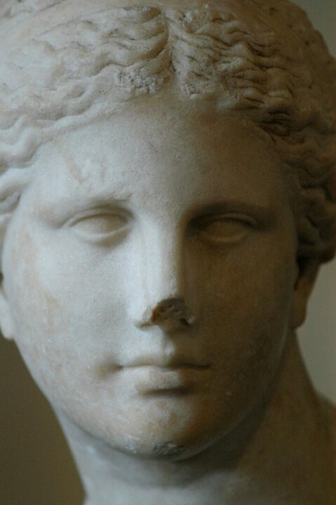 Gros plan sur le visage d'une statue antique en marbre