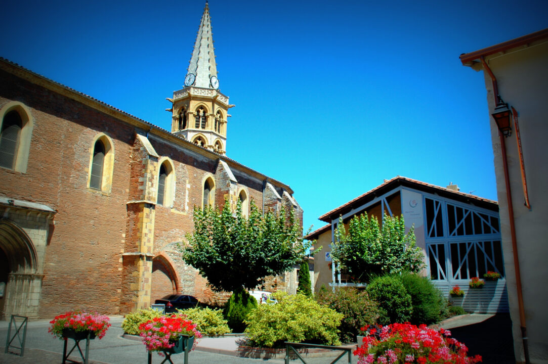 Église et Office de Tourisme Cœur de Garonne dans le village