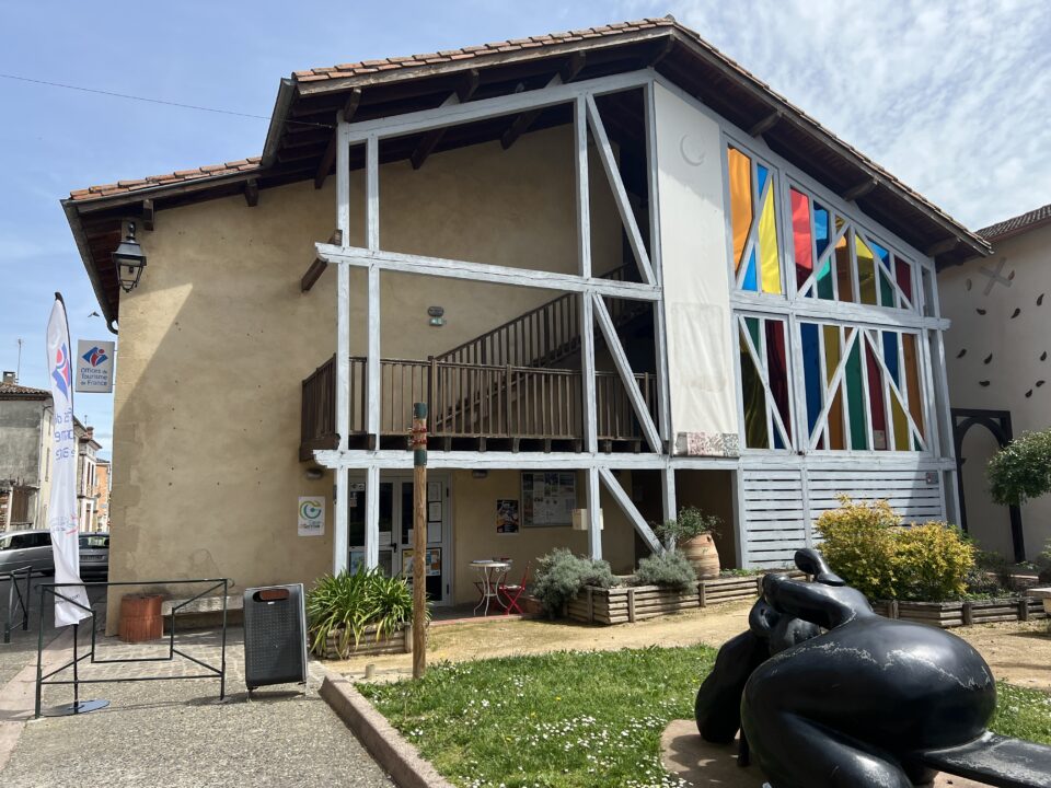 Façade de l’Office de Tourisme Cœur de Garonne à pans colorés