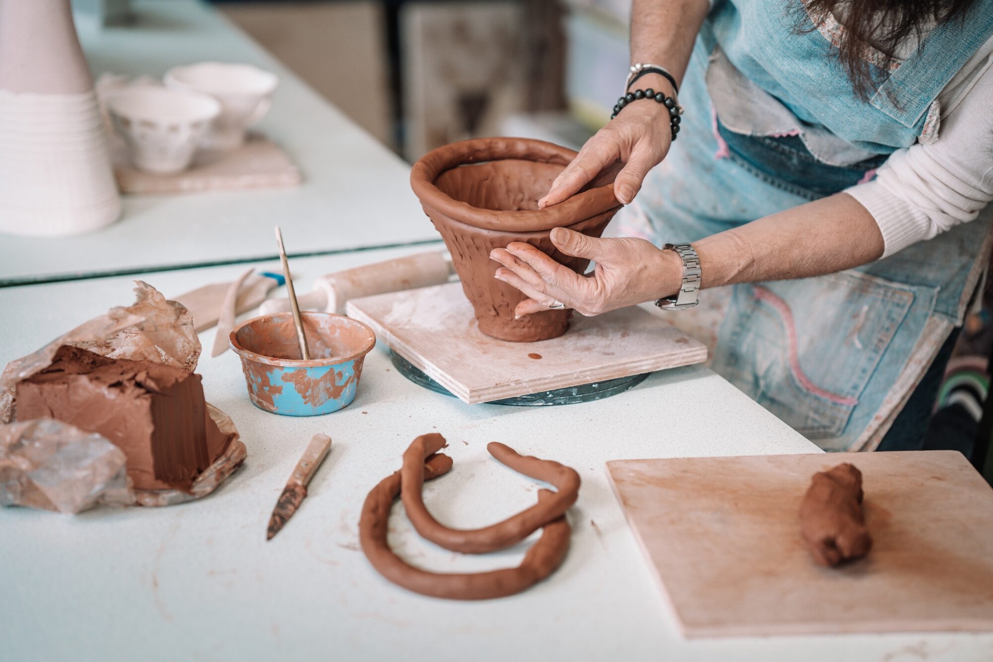 Atelier poterie avec façonnage d'un vase en argile à la main