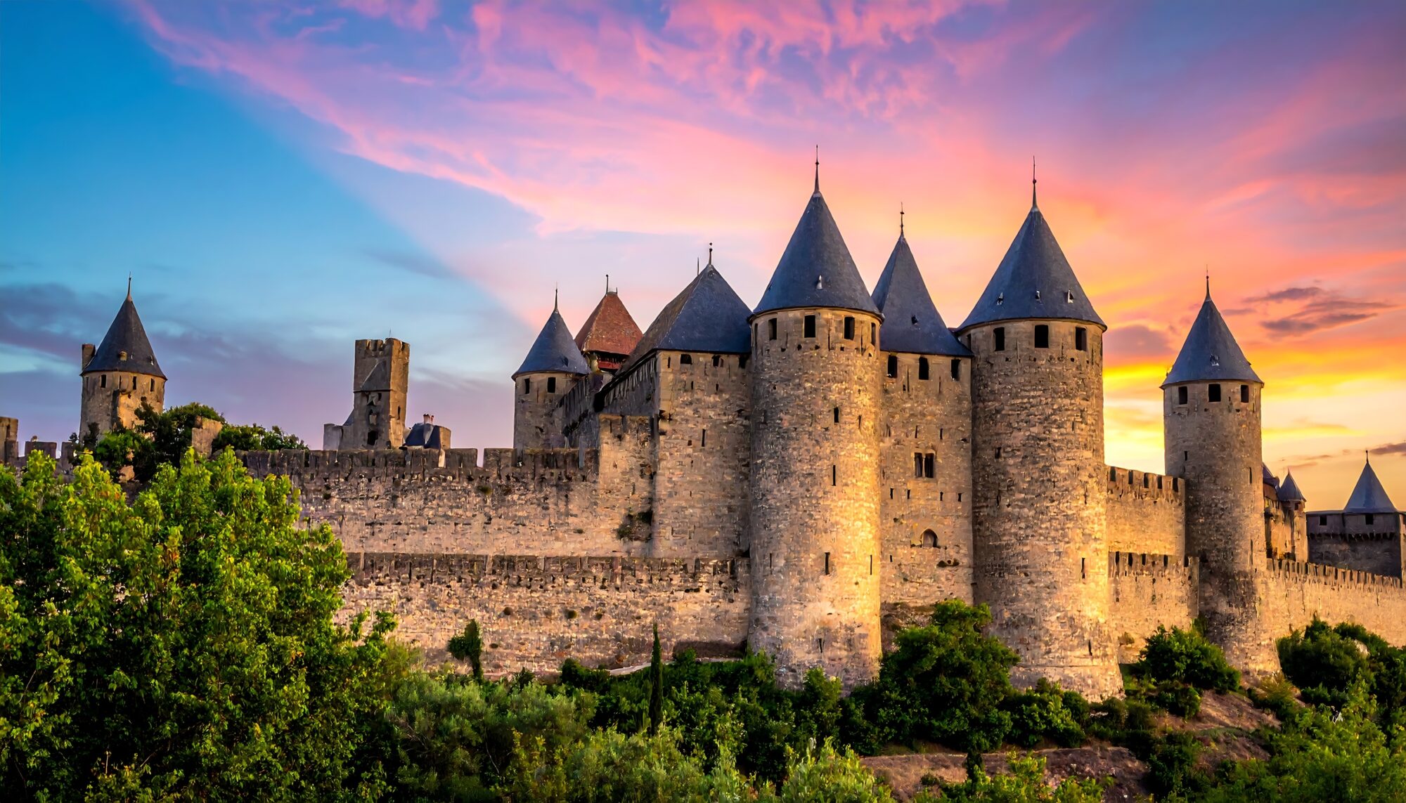 Cité médiévale fortifiée de Carcassonne avec ses tours et remparts