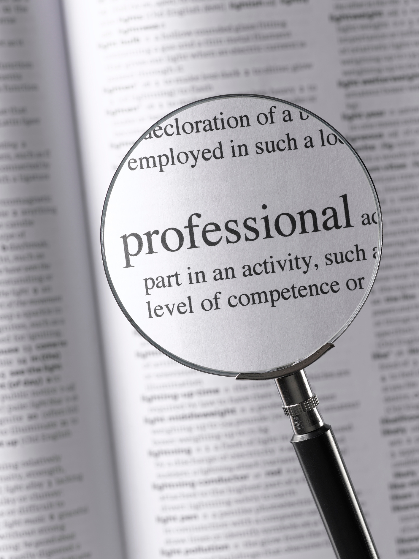 Loupe grossissant le mot professionnel dans un dictionnaire anglais