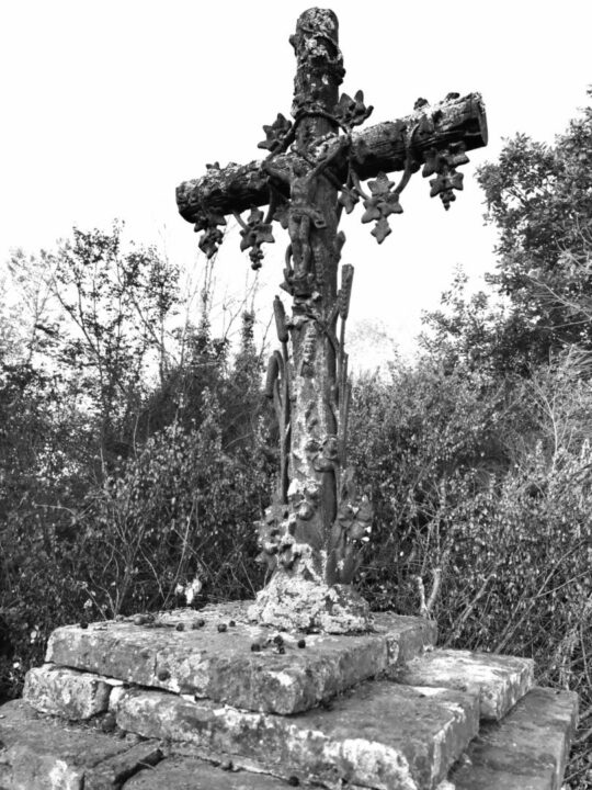Croix ancienne sculptée en pierre, Office de Tourisme Cœur de Garonne