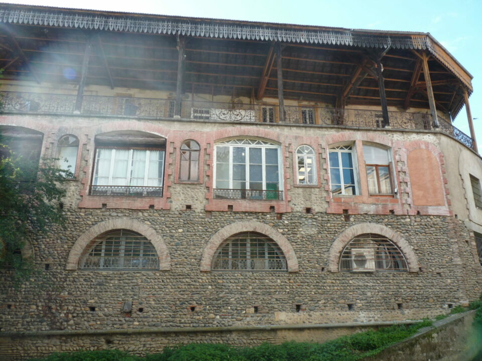 Façade en galets et bois d'une maison à galerie, Cœur de Garonne