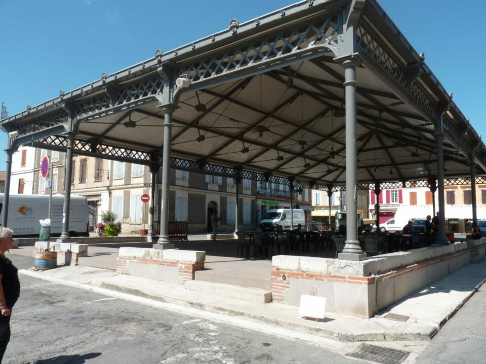 Halle couverte métallique sur une place, Office de Tourisme Cœur de Garonne